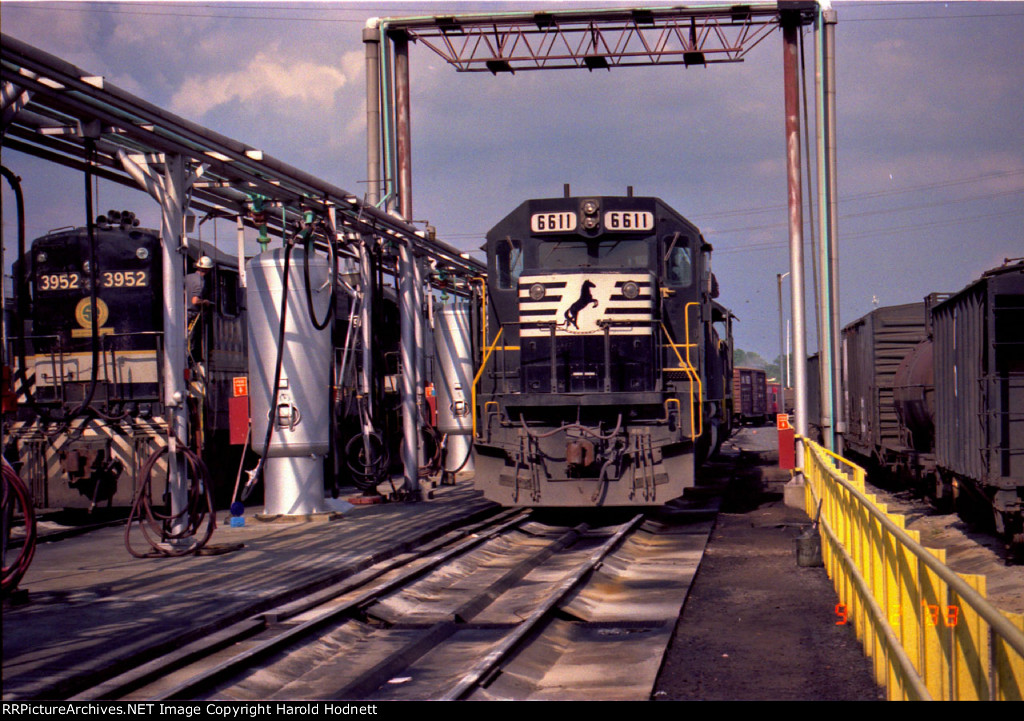 NS 6611 at the fuel racks